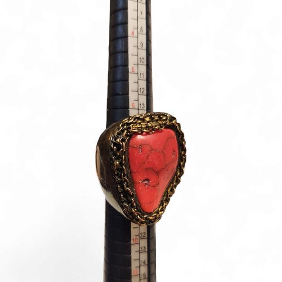 Vintage Red Howlite Statement Ring – US Size 8 – Brass Setting with Chain Detail - Picture 6 of 8